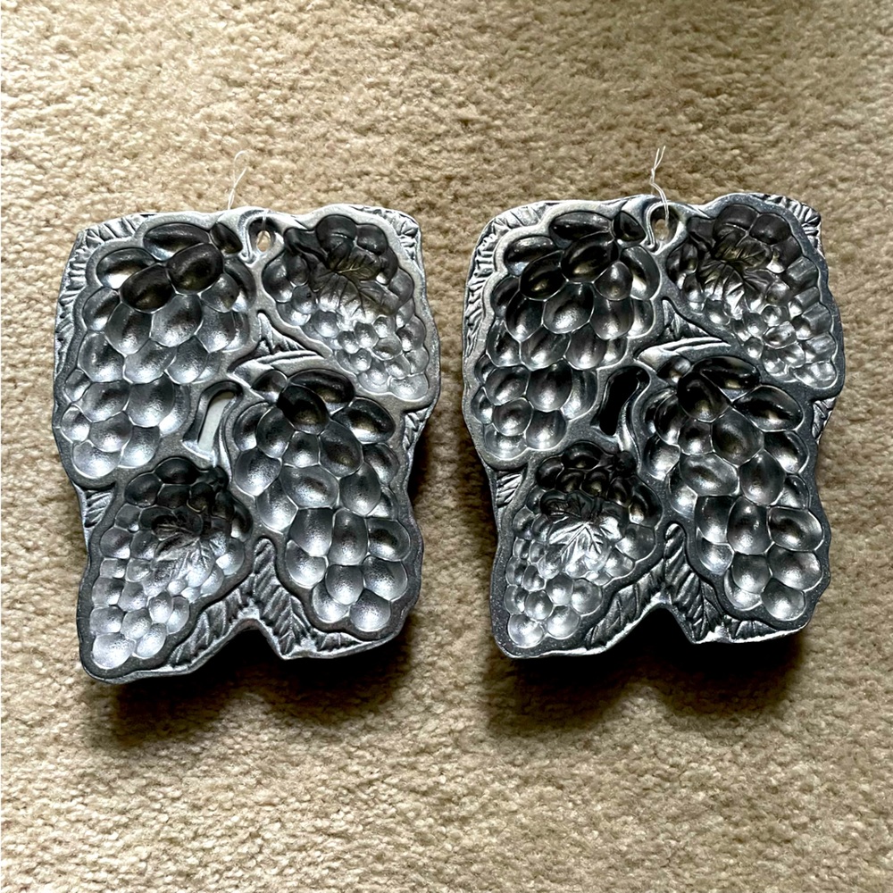 🔴(2) WILTON Grape Bunches Muffin Tin Pan Mold